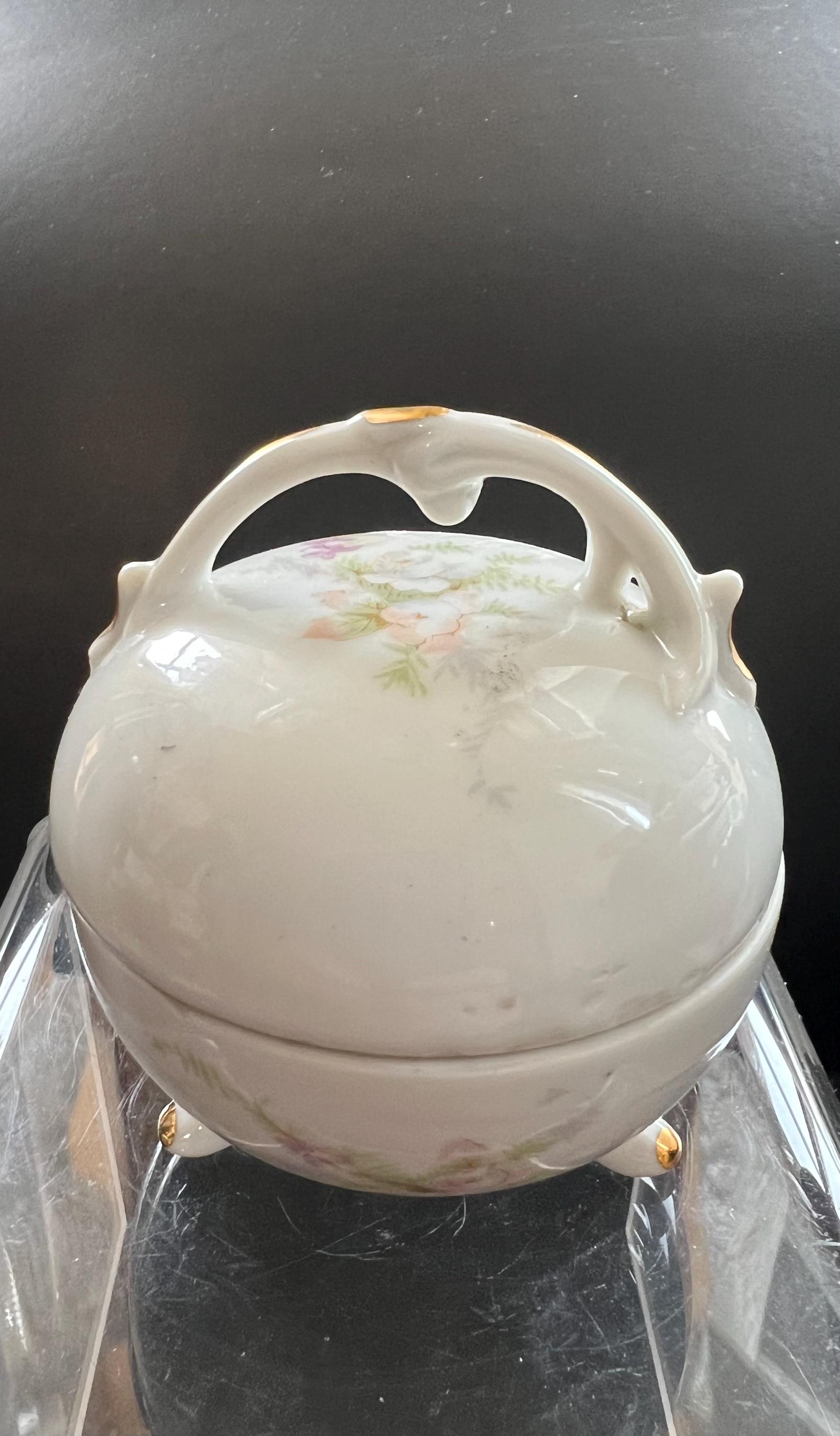磁器製ドレッサー / 小物入れ、上品な花飾り、Viletta's Arts