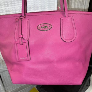 Bolso/cartera de piel granulada de Coach, usado dos veces, lo llamaría rosa fuerte, aproximadamente 25 x 25 x 15 cm, 3 compartimentos en el interior, ¡una GRAN oferta!