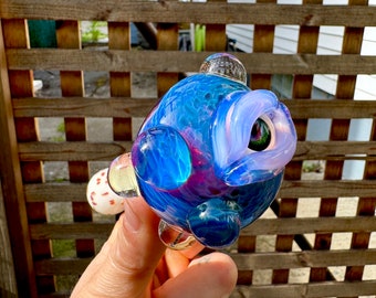 Pipa in vetro con bulbo oculare viola inebriante: design fantascientifico alieno