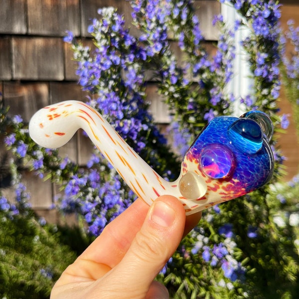 Pipa Sherlock in vetro pregiato: arcobaleno dicroico, dettagli opali