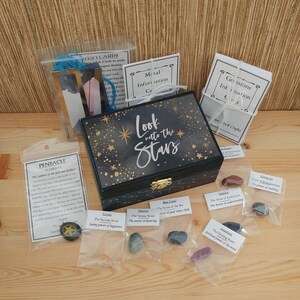 Kit de pierres précieuses - Cartes d'étude de pierres précieuses - Boîte de sorcière - Cristaux de démarrage - Cadeaux wicca - Apprendre la signification des pierres précieuses - STAR BOX - Boîte à manifester