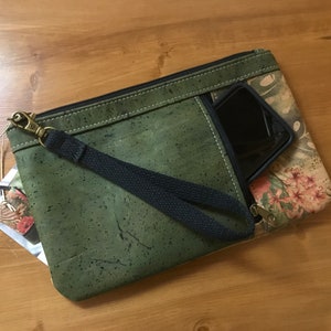 Embrague grande con cremallera de corcho con bolsillo delantero del teléfono con correa de pulsera desmontable