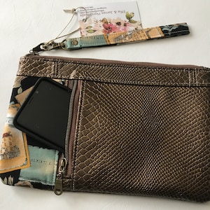 Embrague con cremallera de vinilo de oro texturizado grande con bolsillo delantero del teléfono con correa de pulsera desmontable