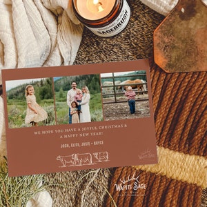 K&ouml;nnte beinhalten: Eine braune Weihnachtskarte mit einer Fotocollage einer Familie. Die Karte enth&auml;lt den Text "We hope you have a joyful Christmas & a happy new year!" und "Josh, Elise, Josie + Bryce". Am unteren Rand der Karte befinden sich au&szlig;erdem Illustrationen von K&uuml;hen.