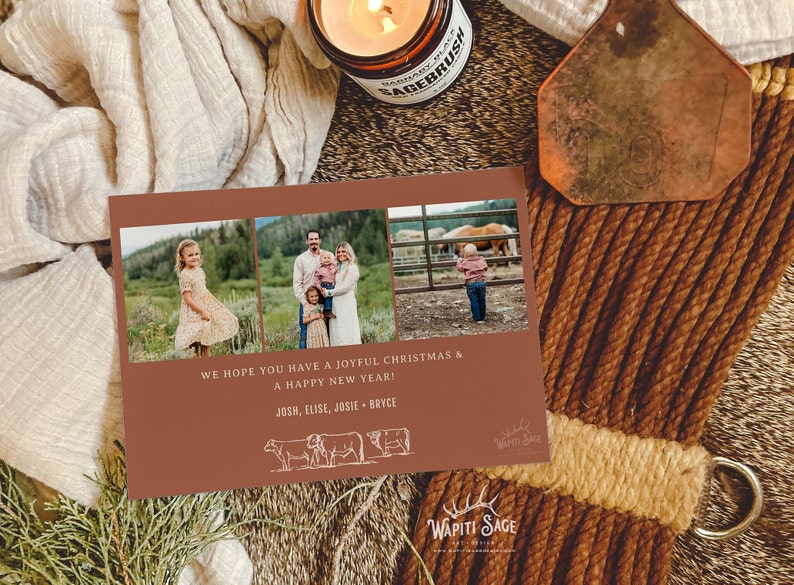 K&ouml;nnte beinhalten: Eine braune Weihnachtskarte mit einer Fotocollage einer Familie. Die Karte enth&auml;lt den Text "We hope you have a joyful Christmas & a happy new year!" und "Josh, Elise, Josie + Bryce". Am unteren Rand der Karte befinden sich au&szlig;erdem Illustrationen von K&uuml;hen.