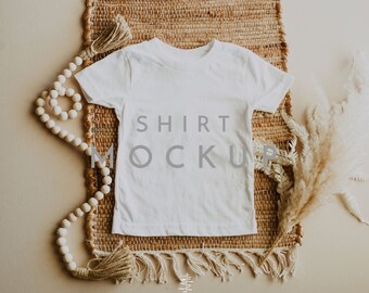 Maqueta de camiseta para niño pequeño, diseño minimalista (JPG). No generada por IA, fotografías reales.