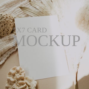 Hochzeitseinladungs-Mockup, Einladungs-Mockup, Hochzeits-Briefpapier-Mockup, Briefpapier-Mockup, 5x7-Karten-Mockup, Hochzeitskarten-Mockup, Strand1