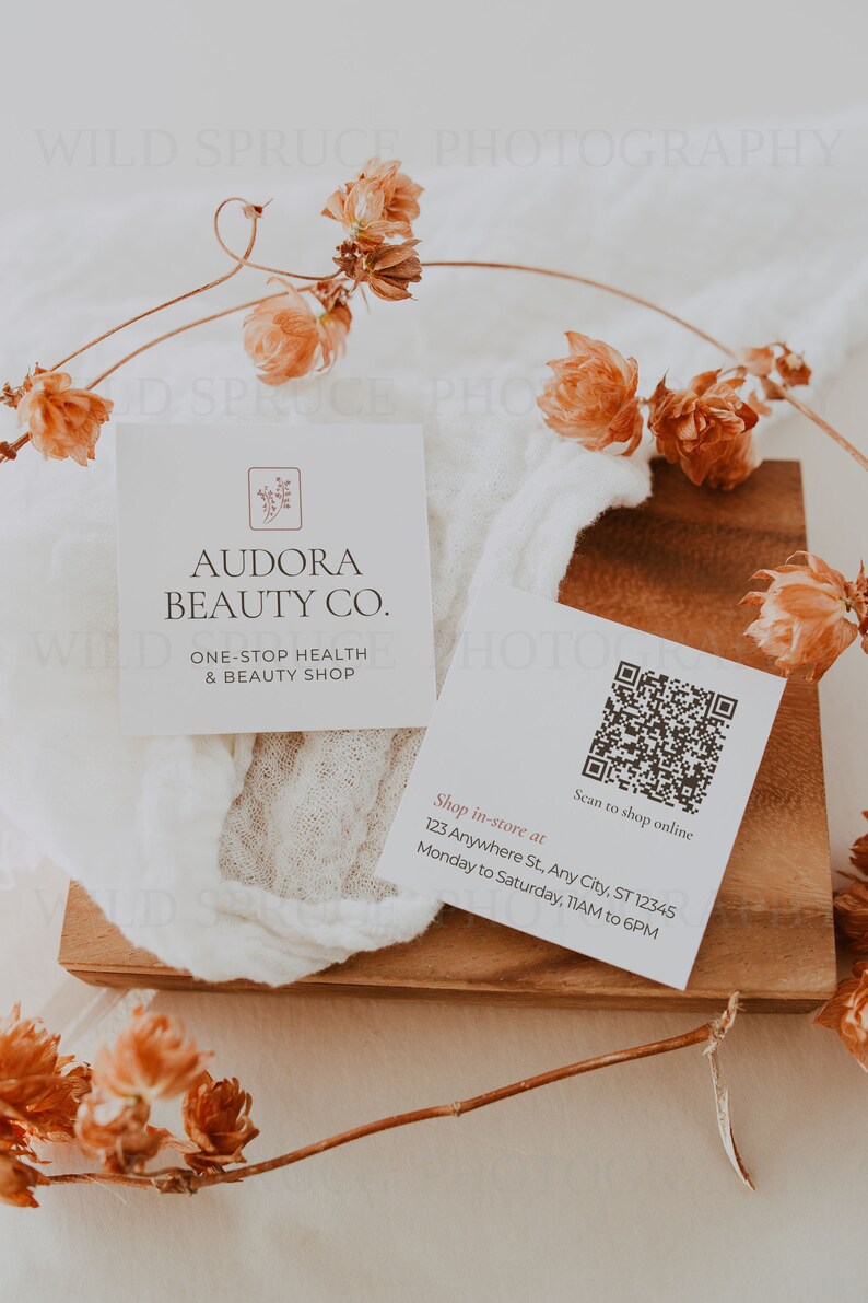 Może przedstawiać: Dwie wizyt&oacute;wki z białym tłem i brązowym tekstem. G&oacute;rna wizyt&oacute;wka zawiera napis "Audora Beauty Co. One-Stop Health & Beauty Shop". Dolna wizyt&oacute;wka zawiera kod QR i napis "Scan to shop online Shop in-store at 123 Anywhere St, Any City, ST 12345 Monday to Saturday, 11AM to 6PM"