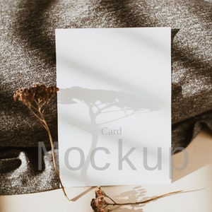 Warmer Ton - Leere Karte Mockup, Neutrale Einladung Mockup, Hochzeitseinladung Mockup, Grußkarte Mockup, Hochzeit Briefpapier Mockup, Mockup