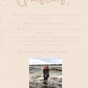 K&ouml;nnte beinhalten: Eine Frau sitzt auf einem Baumstamm in einer Strandkulisse. Der Text "Questions?" befindet sich oben im Bild. Der Text "Still can't find the answer? Send me a message!" befindet sich unter dem Bild. Der Text "Can you guess where this picture was taken?" befindet sich unten im Bild.