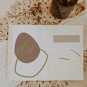 Puede incluir: Una tarjeta blanca con un dise&ntilde;o abstracto marr&oacute;n y verde. La tarjeta tiene el texto "wild spruce photography".