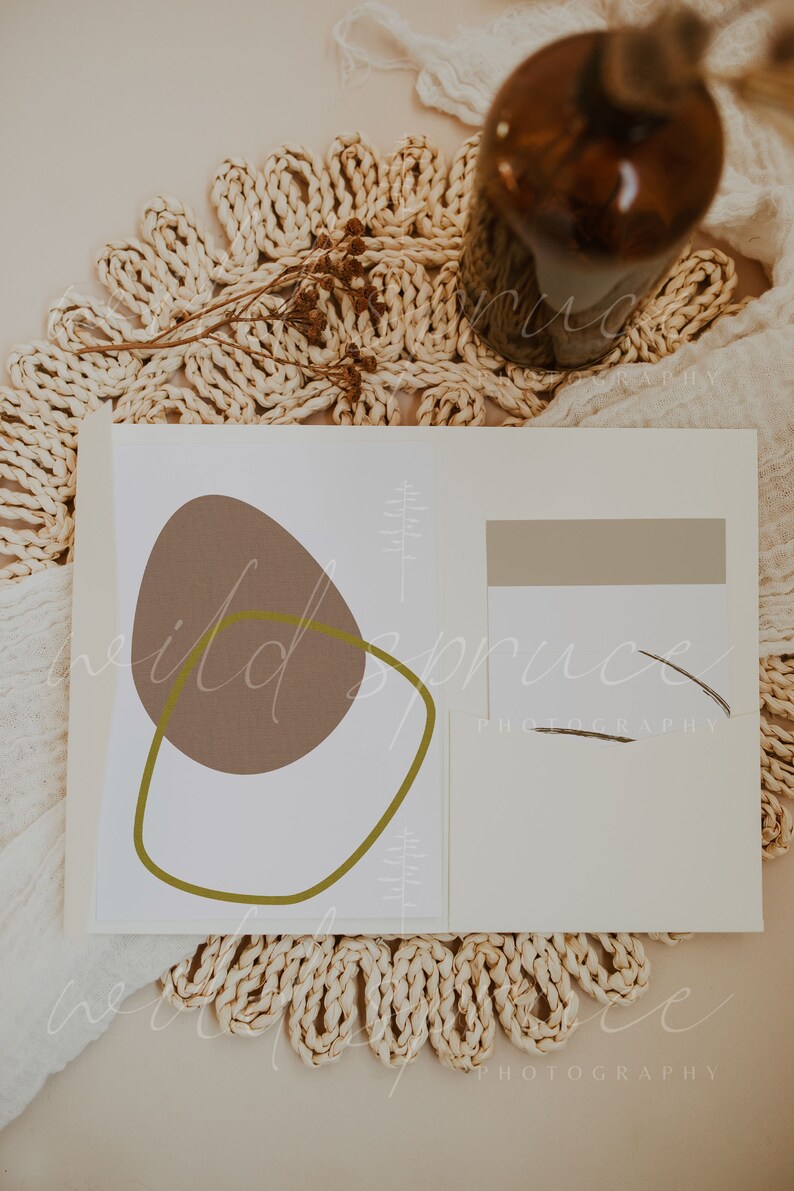 Puede incluir: Una tarjeta blanca con un dise&ntilde;o abstracto marr&oacute;n y verde. La tarjeta tiene el texto "wild spruce photography".