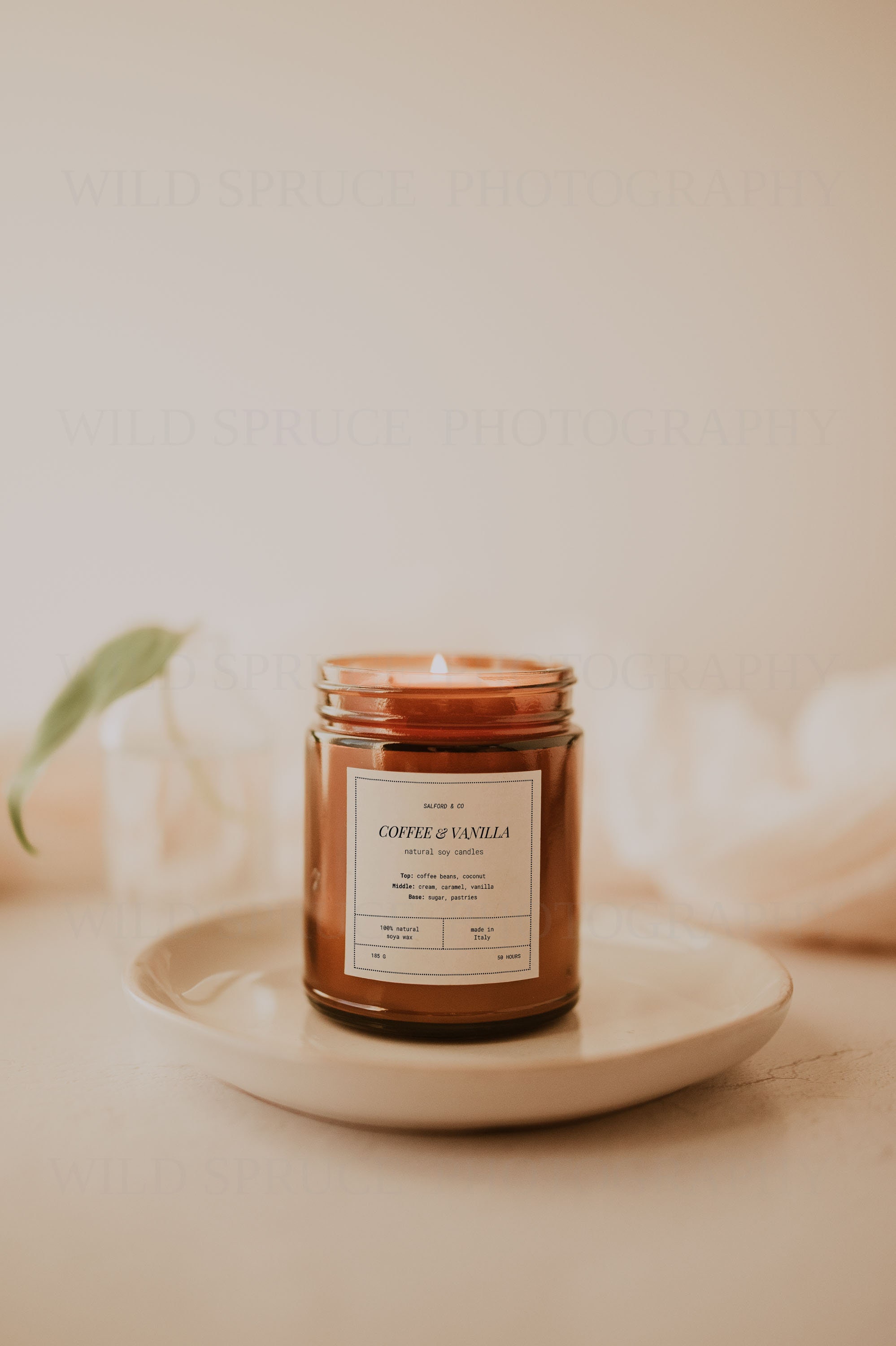 キャンドルラベルのモックアップ、2x2インチの正方形、9オンスの瓶