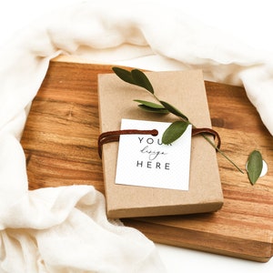 Quadratisches Geschenkanhänger-Mockup, Geschenkanhänger-Mockup, Geschenkanhänger-Mockup, Tag-Mockup, Namensschild-Mockup, Hochzeitsbriefpapier-Mockup, Hochzeitsgeschenkanhänger-Mockup