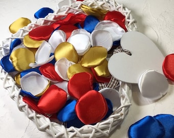 Pétalos de satén rojos, blancos y azules: decoración de cuento de hadas para bodas.