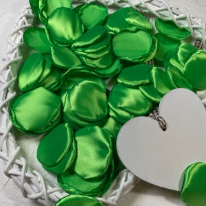 Groene satijnen handgemaakte rozenblaadjes. Groen bruiloft. Decoraties Salie. Groene bruiloft. Decor boho. Bruiloftsdecoratie. Groene bloemenmeisjesbloemblaadjes.