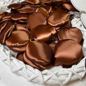 Pétalos de rosa hechos a mano en satén de chocolate.