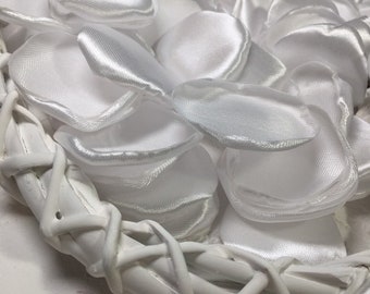 Pétalos de rosa de satén blanco hechos a mano. Boda clásica. Ceremonia nupcial tradicional.