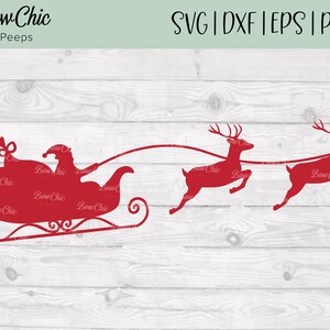 Puede incluir: Silueta roja de Papá Noel en un trineo tirado por dos renos. El trineo está decorado con un lazo y una campana. Los renos están en el aire, con sus cuernos apuntando hacia arriba.