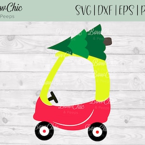Könnte beinhalten: Eine Vektorgrafik eines roten und gelben Spielzeugautos mit einem grünen Weihnachtsbaum oben. Das Auto hat schwarze Räder mit weißen und roten Akzenten. Der Text "SVG | DXF | EPS | PNG" steht oben.