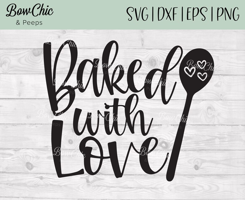 Puede incluir: Un dise&ntilde;o gr&aacute;fico digital negro que presenta el texto Baked with Love en una fuente cursiva. El dise&ntilde;o incluye una silueta negra s&oacute;lida de una cuchara de madera con tres peque&ntilde;os contornos de corazones blancos en la parte c&oacute;ncava.