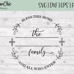 Pode incluir: Design de corte SVG preto e branco para um sinal de decoração de casa que diz "Abençoe esta casa a família [nome da família] e todos que entrarem". O design apresenta uma coroa com folhas e uma cruz.