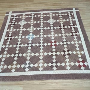 Antike, handgefertigte, braune Sommerdecke mit neun Patchworkmuster