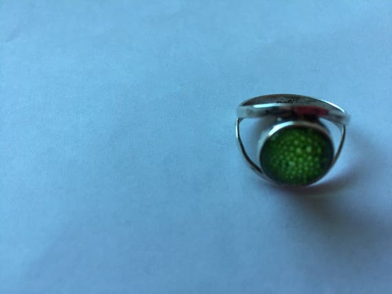 sterling silver ring with green brilliant  bead - image 4