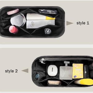 Puede incluir: Dos organizadores de bolsos negros, cada uno con múltiples compartimentos. El estilo 1 contiene cosméticos, incluyendo un compacto, lápiz labial y protector solar. El estilo 2 presenta una variedad de artículos, incluyendo un frasco de perfume, un pequeño recipiente y un tubo de protector solar.