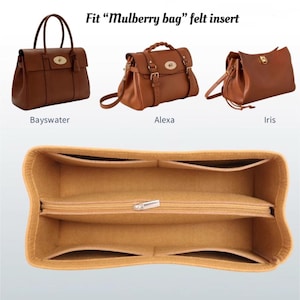 Op de afbeelding: Afbeelding van een beige vilten inzetstuk ontworpen om in een Mulberry tas te passen. Het inzetstuk heeft meerdere compartimenten en een vak met ritssluiting. Bovenin worden drie bruine leren Mulberry tassen getoond: Bayswater, Alexa en Iris.