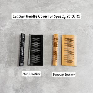Puede incluir: Fundas de cuero para asas Speedy 25 30 35. El conjunto incluye opciones en cuero negro y cuero color cera de abeja, cada una mostrada como una funda enrollada y una pieza rectangular plana con una serie de cortes horizontales.