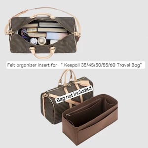 以下が含まれることがあります： Keepallトラベルバッグ用の茶色のフェルトオーガナイザーインサート。インサートは、タンのアクセントが付いた茶色のトラベルバッグの隣に表示されます。画像には「バッグは含まれていません」と「Keepall 35/45/50/55/60トラベルバッグ用フェルトオーガナイザーインサート」と書かれています。