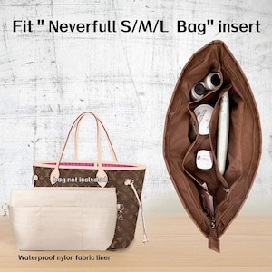 Puede incluir: Un inserto de bolso tote marrón con múltiples compartimentos, que se muestra junto a un forro de tela de nailon beige y un bolso tote marrón y beige. El inserto está diseñado para adaptarse a los bolsos Neverfull S/M/L. El texto "Waterproof nylon fabric liner" es visible.