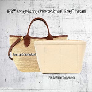Puede incluir: Un bolso tote de paja beige con asas y ribetes de cuero marrón, junto a una bolsa de fieltro color crema. El texto de la imagen dice "Fit Longchamp Straw Small Bag insert", "bag not included" y "Felt fabric pouch".