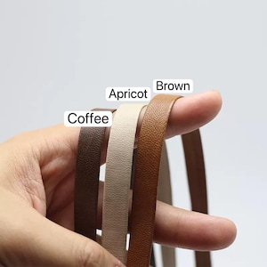 Peut inclure: Trois lani&egrave;res en cuir fin et textur&eacute; de couleurs distinctes, &eacute;tiquet&eacute;es avec des encadr&eacute;s blancs. Les lani&egrave;res sont de couleur caf&eacute;, abricot et marron. Chaque lani&egrave;re pr&eacute;sente une texture de surface fine et un profil plat et &eacute;troit.
