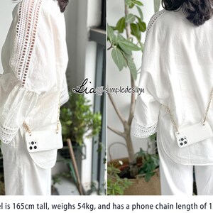 May include: White phone case with a gold chain worn as a crossbody bag. The case has a simple design and is paired with a white outfit. The image includes the text "Lia simpledesign".