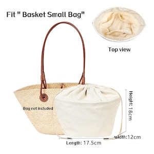 May include: A beige straw basket bag with brown leather handles and a drawstring insert. The insert is a light beige color. The bag's dimensions are: 17.5 cm length, 12 cm width, and 18 cm height. The text "Fit Basket Small Bag" is visible.