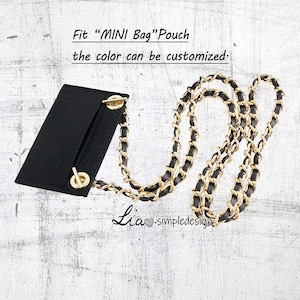 Op de afbeelding: Zwarte mini-tas van vilt met een gouden kettingband. De tas heeft twee gouden metalen drukknopen. De tekst "Fit "MINI Bag" Pouch the color can be customized." staat boven de tas.