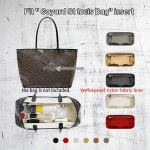 Puede incluir: Un bolso tote marrón oscuro con un asa negra y un inserto a juego. El inserto es un forro de tela de nailon impermeable. El texto de la imagen dice "Fit "Goyard St louis Bag" insert" y "the bag is not included."