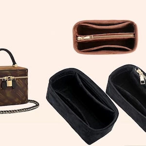 Puede incluir: Un bolso marrón y dorado con asa superior, correa de cadena y cremallera dorada. La imagen también muestra un organizador marrón con cremallera dorada y dos organizadores negros con cremalleras doradas.