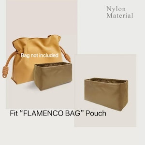 Puede incluir: Un organizador de bolso de nailon color beige, diseñado para adaptarse a una bolsa "FLAMENCO BAG". La imagen muestra el organizador junto a una bolsa con cordón beige. El texto en la imagen dice "Bag not included" y "Nylon Material".