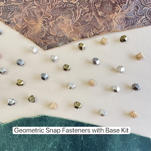 Puede incluir: Cierres a presión geométricos en varios acabados metálicos, incluyendo plata, oro y metal de cañón. Los cierres tienen un diseño geométrico facetado. El texto "Geometric Snap Fasteners with Base Kit" es visible.