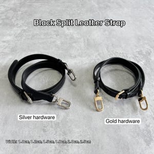 Pode incluir: Alças de couro preto dividido com ferragens prateadas e douradas. Disponíveis em larguras de 1,0 cm, 1,2 cm, 1,5 cm, 1,8 cm, 2,0 cm e 2,5 cm. O texto "Black Split Leather Strap", "Silver hardware" e "Gold hardware" são visíveis.