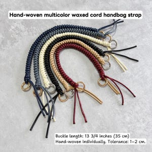 Puede incluir: Correas de bolso de mano de cordón encerado multicolor tejido a mano. La imagen muestra varias correas en varios colores, incluyendo azul marino, crema, negro y burdeos. La longitud de la hebilla es de 35 cm.