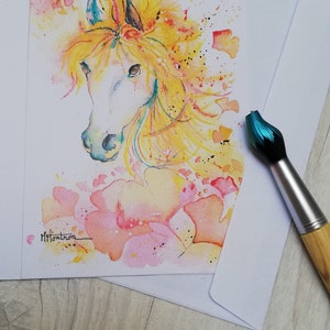 Carte cheval à l'aquarelle, au milieu des feuilles de Ginkgo