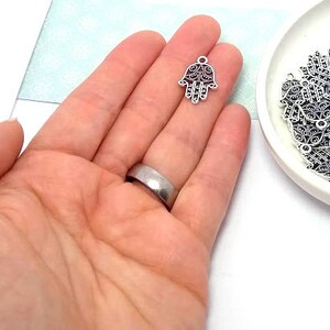 Colgantes de plata con forma de mano de Hamsa, joyería espiritual, mano de Buda (21 mm, 10 unidades) imagen 3