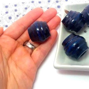 Cuentas de madera azul, agujero grande, cuentas de macramé de madera vintage (26 mm, 4 piezas)