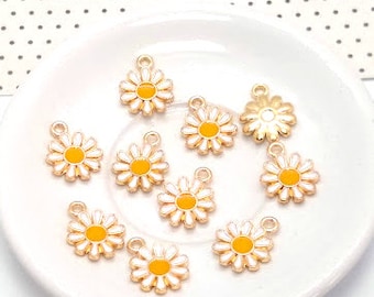 10 Enamel Daisy Charms - Small Enameled Charms - White Flower Charm - Gold Tone - Daisy Pendant - Garden Charms - 15mm