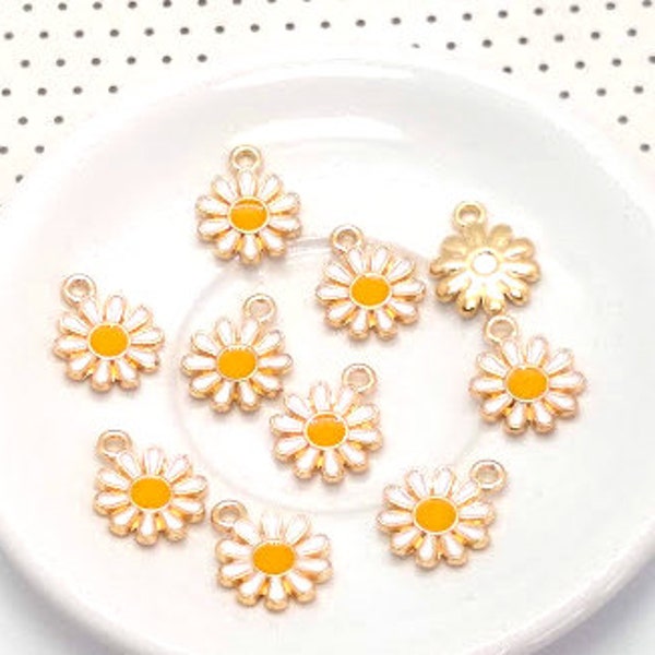 10 Enamel Daisy Charms - Small Enameled Charms - White Flower Charm - Gold Tone - Daisy Pendant - Garden Charms - 15mm