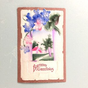 Cartolina d'auguri di compleanno vintage con motivo a rilievo di una casa con fiori